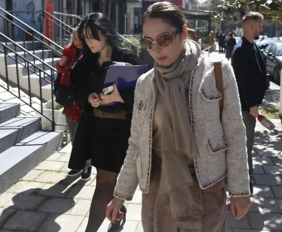 Elia Zaharia shfaqet për herë të parë në publik pas