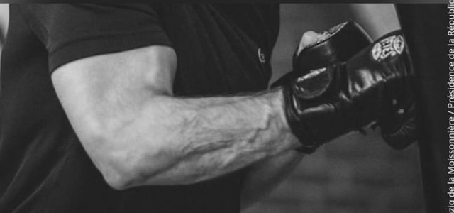 Fotot e Emmanuel Macron në palestër, si përgjigje ndaj Putin