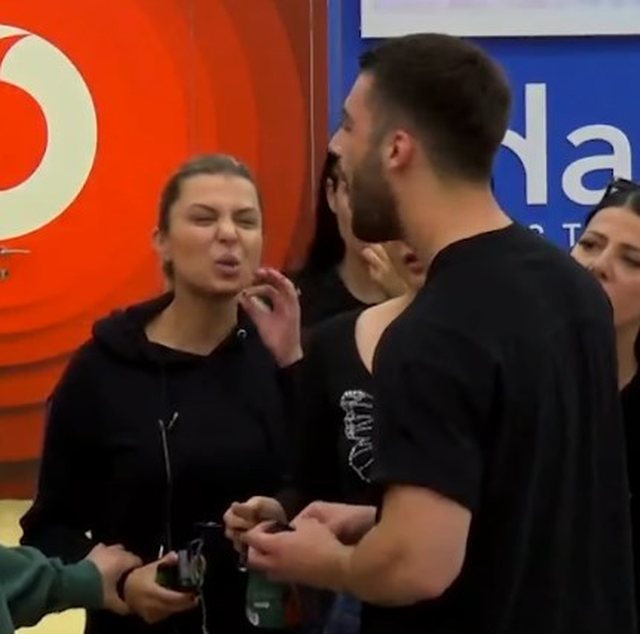 I përmendi burrërinë, Meritoni heq rripin, Rikja shpërthen