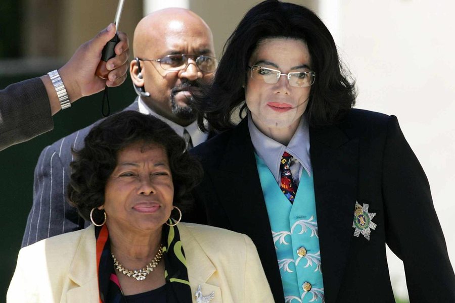 Nëna e Michael Jackson lufton për pasurinë e djalit të saj,