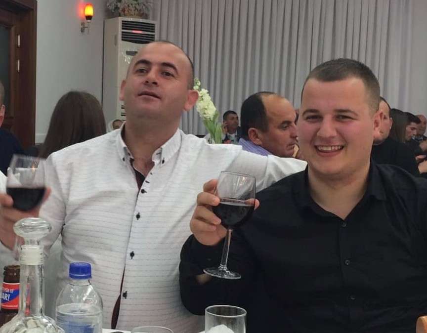 Ne foto: Gentian Bejtja dhe viktima Ramazan Sino (FOTO E MARRE NGA PROFILI PUBLIK I GAZETARIT FLAMUR VEZAJ)