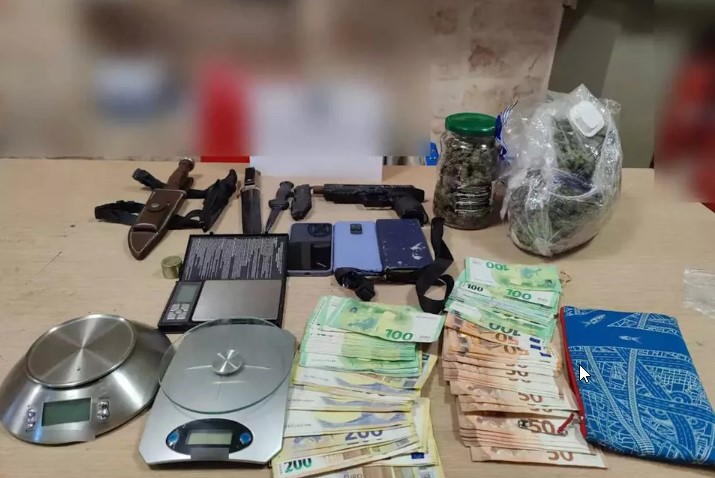 Kanabisi dhe parate e sekuestruara ne shtepine e 36-vjeçarit shqiptar