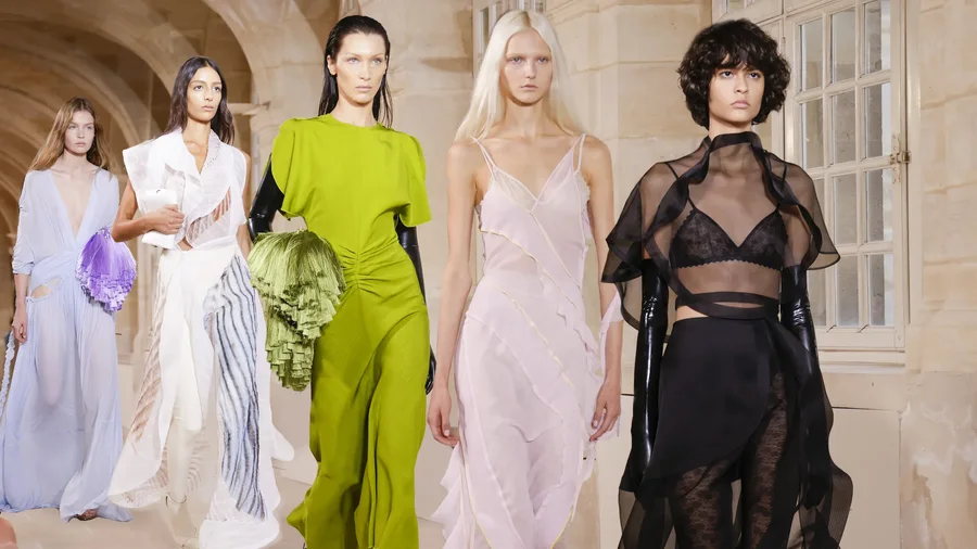 Victoria Beckham prezanton me paterica koleksionin e saj në javën e