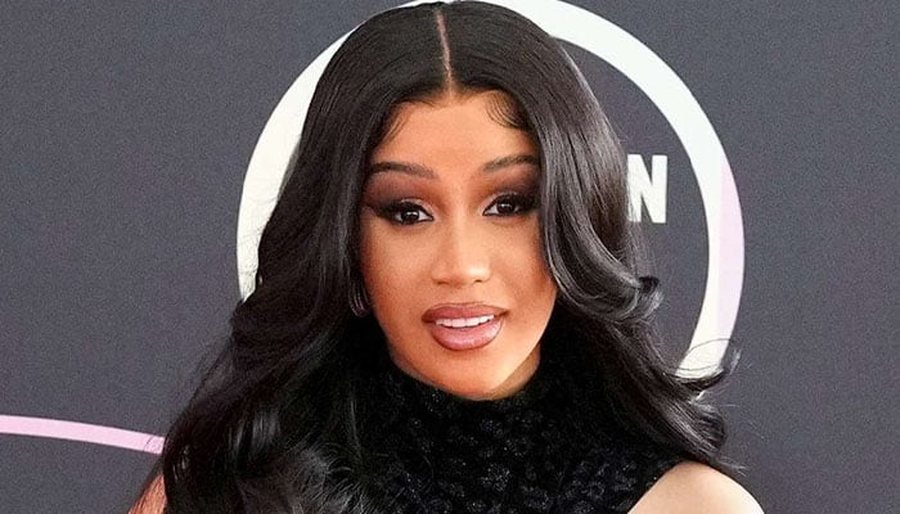 Cardi B paditet; kujt i shkaktoi lëndime në fytyrë nga