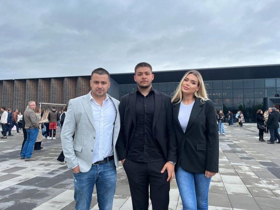 Eni Koçi pozon krah Gencit dhe djalit të tij (e shoqërojnë