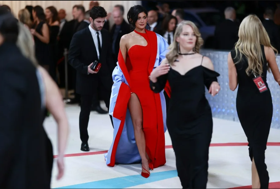 Modeli shkarkohet nga puna në Met Gala për shkak të Kylie Jenner