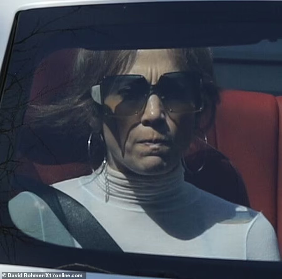 Jennifer Lopez fotografohet e stresuar dhe e mërzitur në makinë!