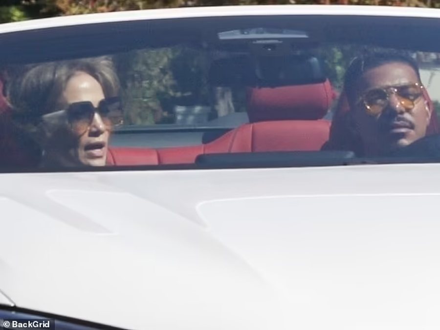 Jennifer Lopez fotografohet e stresuar dhe e mërzitur në makinë!