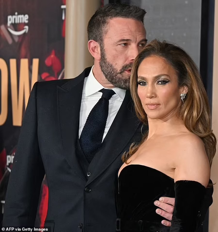 Jennifer Lopez fotografohet e stresuar dhe e mërzitur në makinë!
