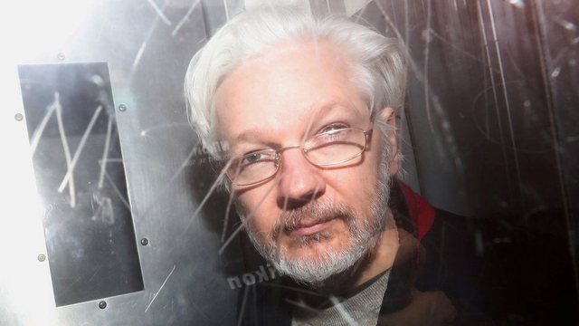 Julian Assange del nga burgu dhe niset i lirë drejt Amerikës