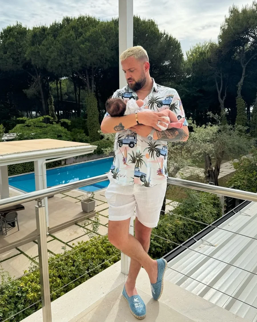 Luizi publikon foto me vajzën, bën dedikim special!