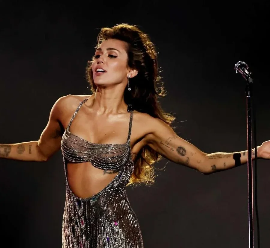 Miley Cyrus: S’ndihem rehat me njerëzit e famshëm!