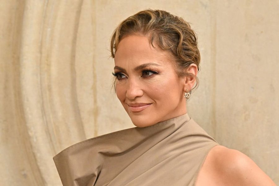 Ups, Jennifer Lopezin e tradhton make up-i në tapetin e kuq!
