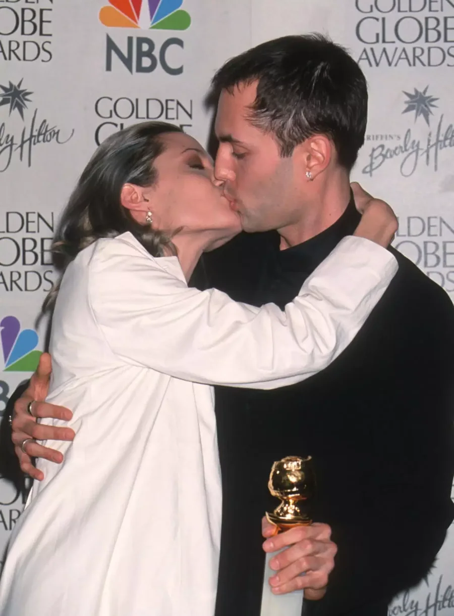 Arsyeja pse Angelina Jolie puthi vëllain e saj në buzë në