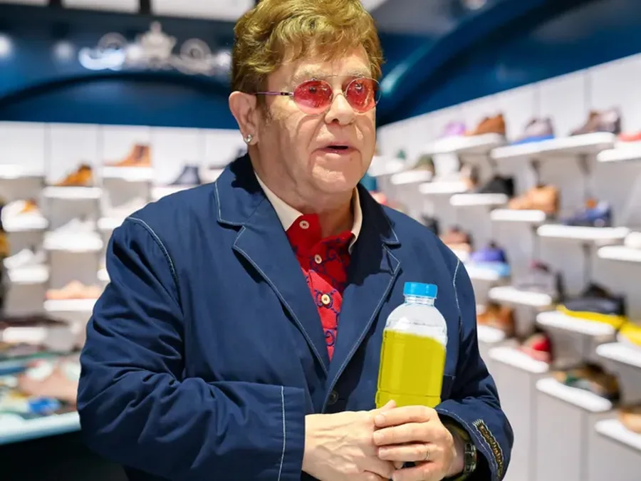 Elton John urinon në një shishe në një dyqan luksoz në