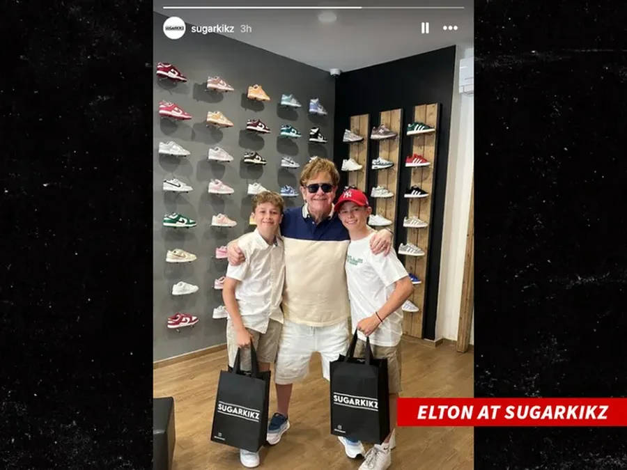 Elton John urinon në një shishe në një dyqan luksoz në