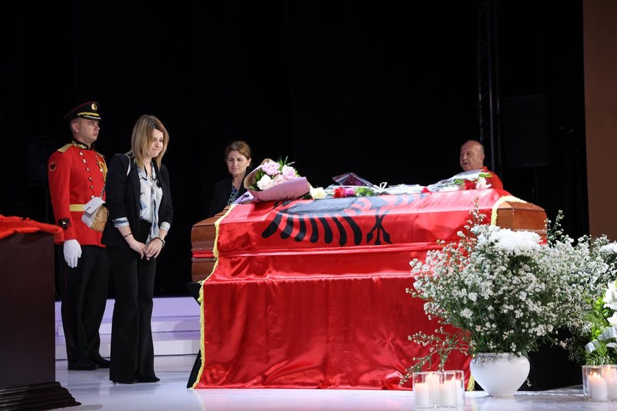 Homazhe për Ismail Kadarenë: Helena me dy vajzat me lot në sy!