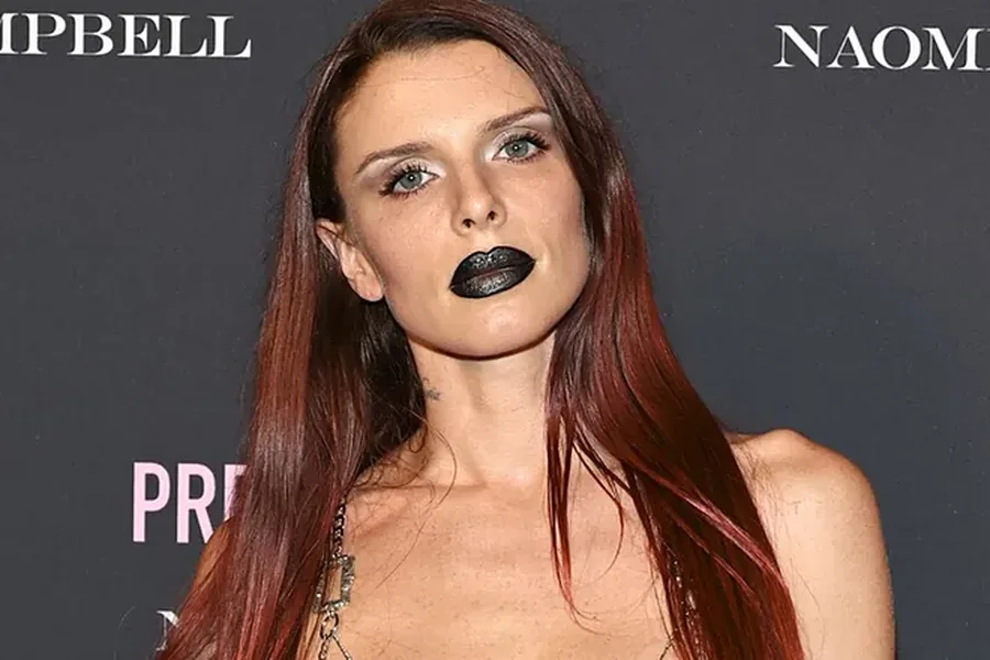Julia Fox thotë se është lezbike dhe se i ka urryer të
