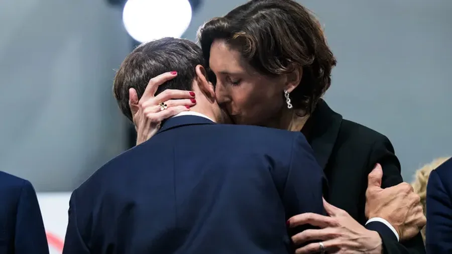Reagimi i gruas/ Emmanuel Macron dhe puthja tejet pasionante me ministren
