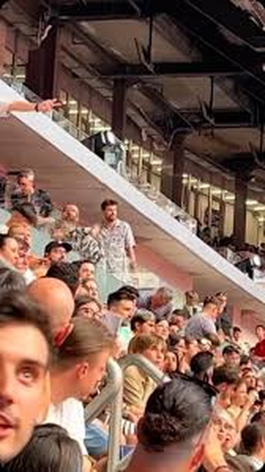Vendosin këngën e Shakirës në stadium, si reagoi Pique!