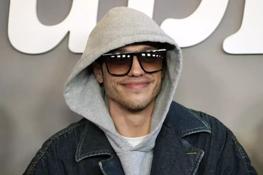 Anulon turneun/ Pete Davidson shtrohet në një qendër për