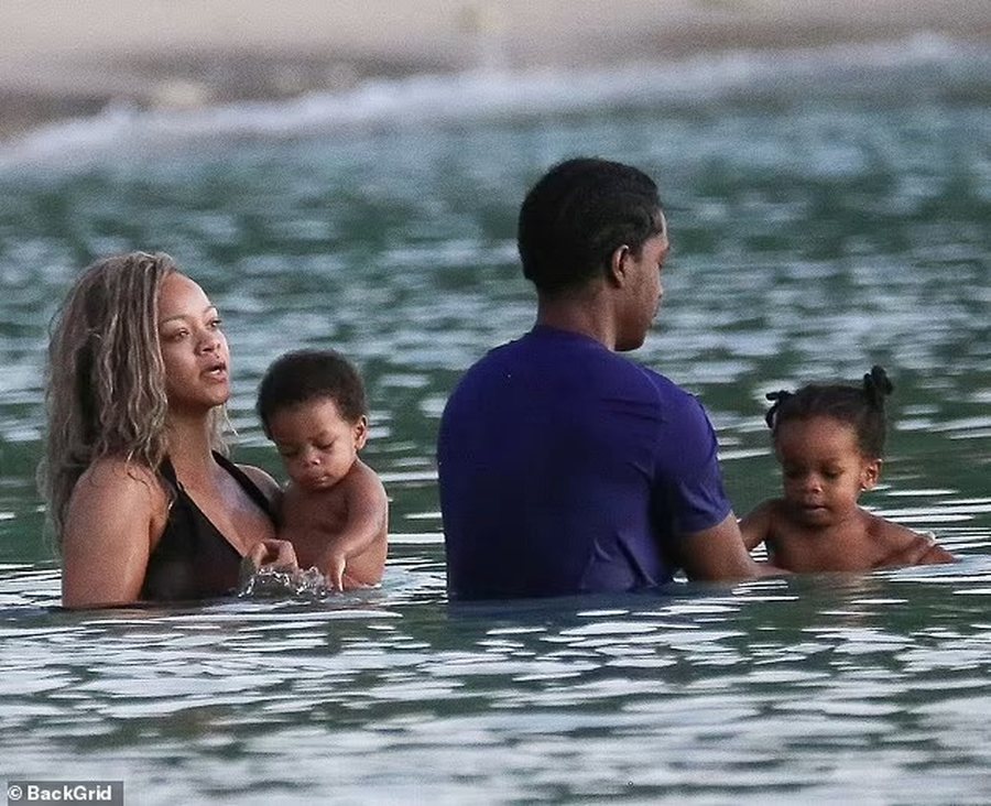Familje e bukur/ Rihanna shijon plazhin me 2 fëmijët dhe partnerin!
