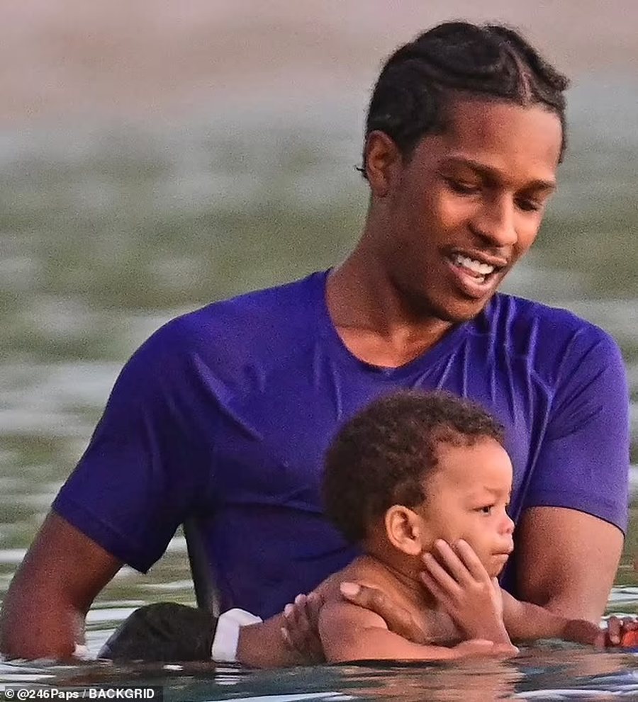 Familje e bukur/ Rihanna shijon plazhin me 2 fëmijët dhe partnerin!