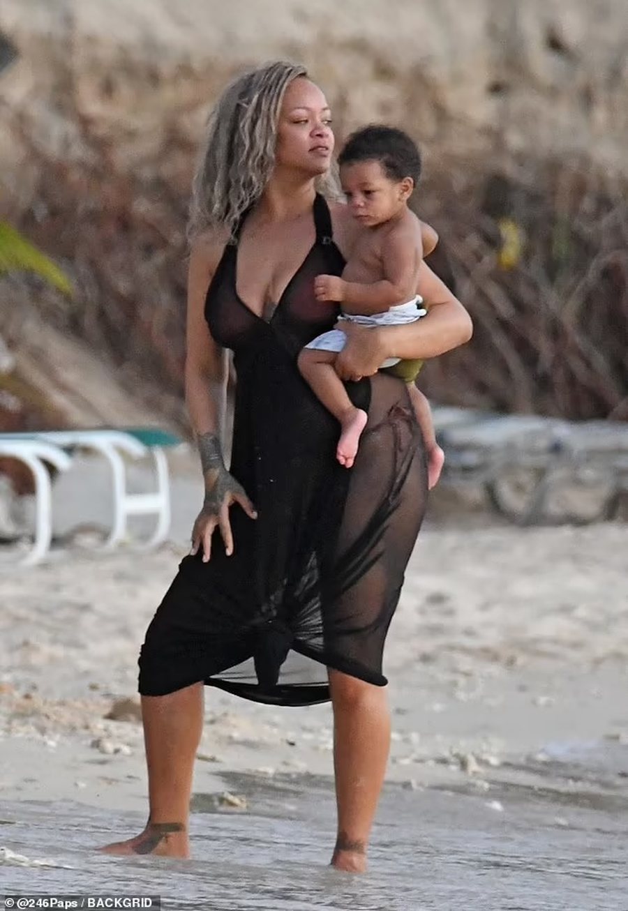 Familje e bukur/ Rihanna shijon plazhin me 2 fëmijët dhe partnerin!