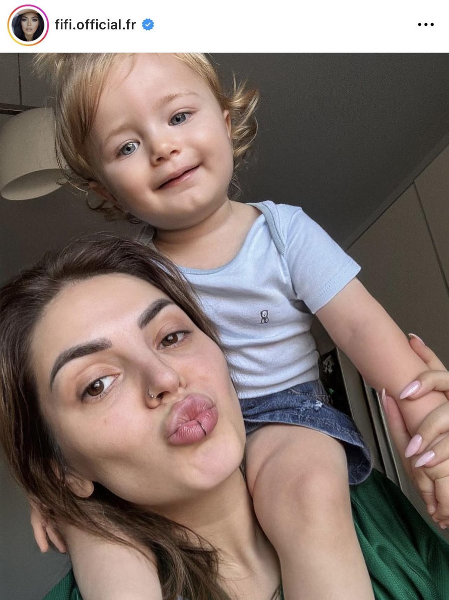 Fifi postoi foton e plotë të djalit, dhe ne nuk po e