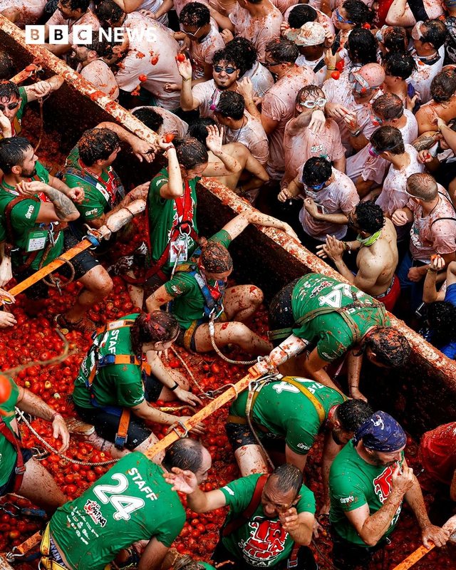 Foto nga festa e çuditshme spanjolle, Lufta me domate
