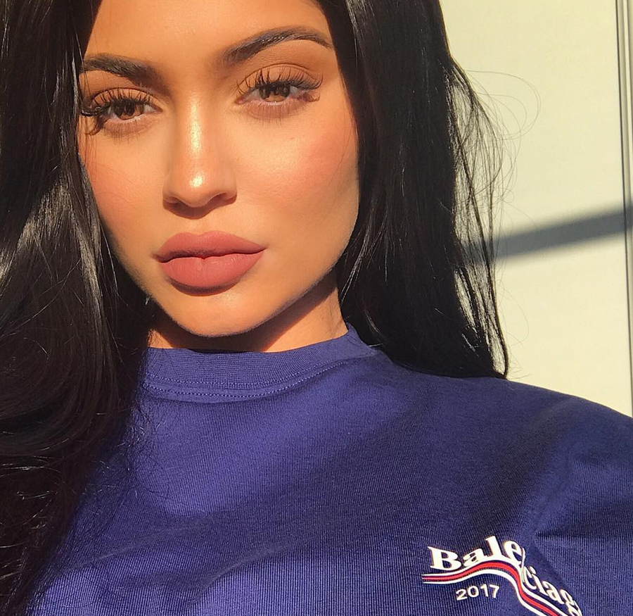 Kylie Jenner nuk njihet në foton pa grim: "I humbi silikoni"!
