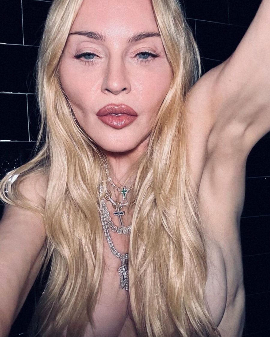Madonna pozon topless në shtrat me një burrë të panjohur