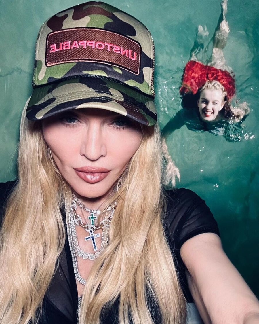 Madonna pozon topless në shtrat me një burrë të panjohur