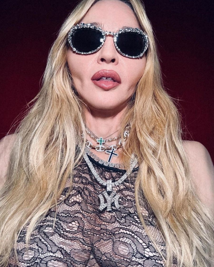 Madonna pozon topless në shtrat me një burrë të panjohur