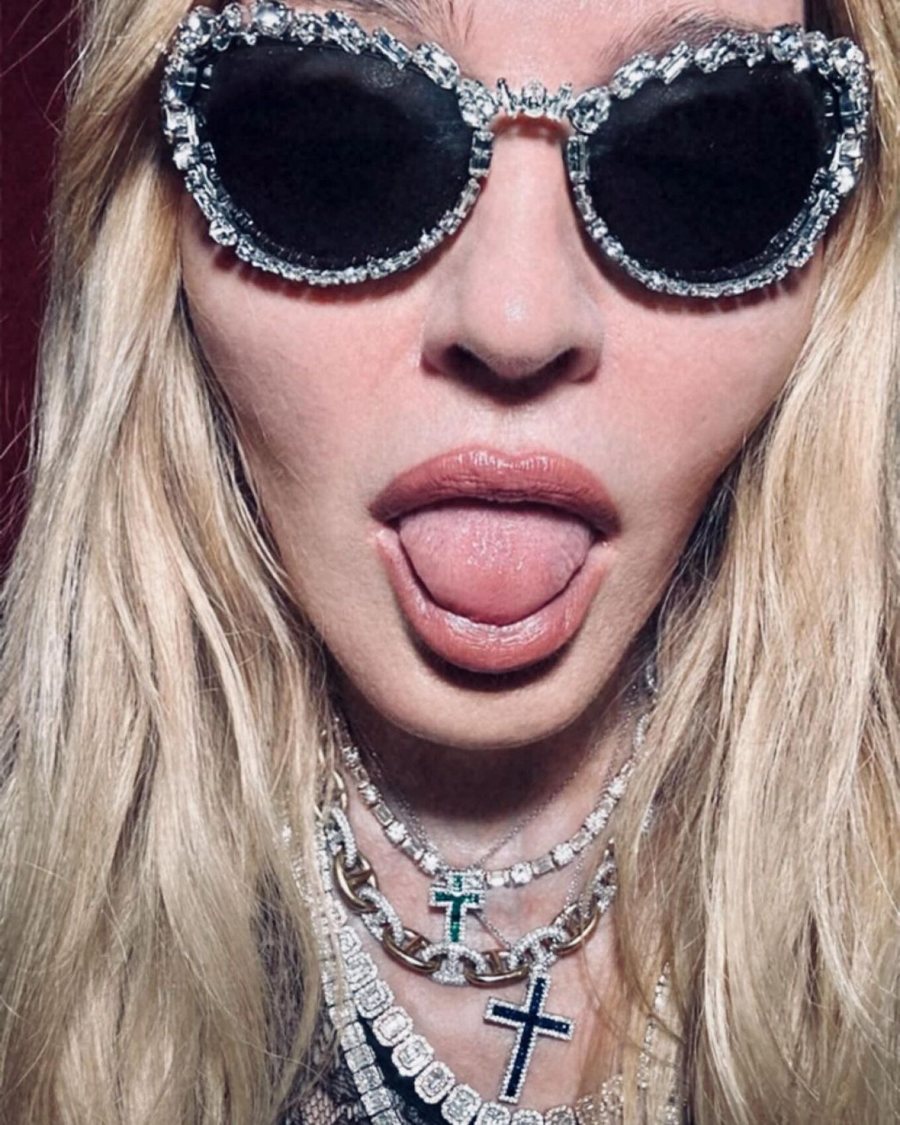 Madonna pozon topless në shtrat me një burrë të panjohur