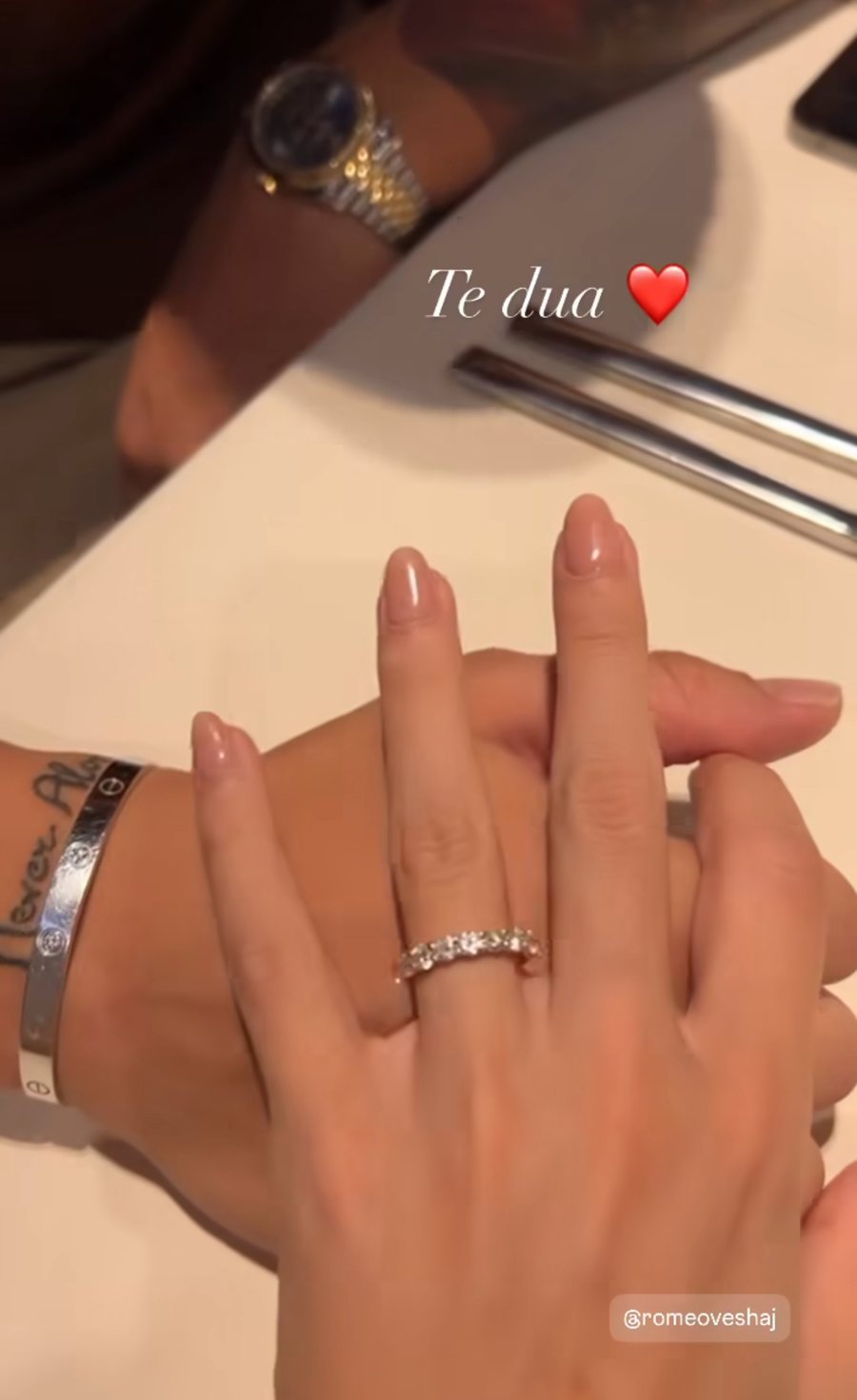 Një unazë me diamantë për ditëlindje: Fejohen Romeo dhe