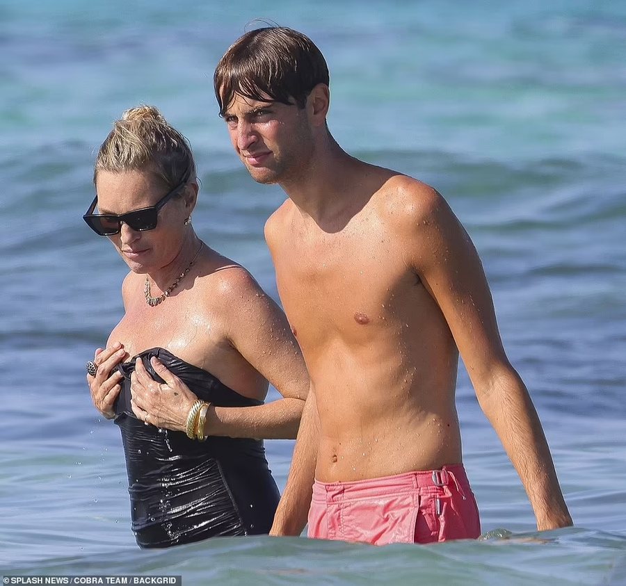 Një yll si e ëma: Vajza e Kate Moss tërbon plazhin!