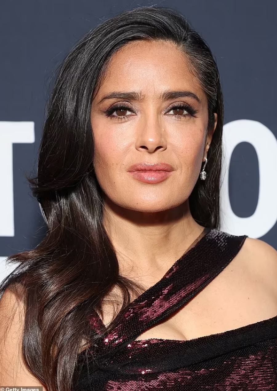 Habit Salma Hayek, shfaqet me thinja në tapetin e kuq!