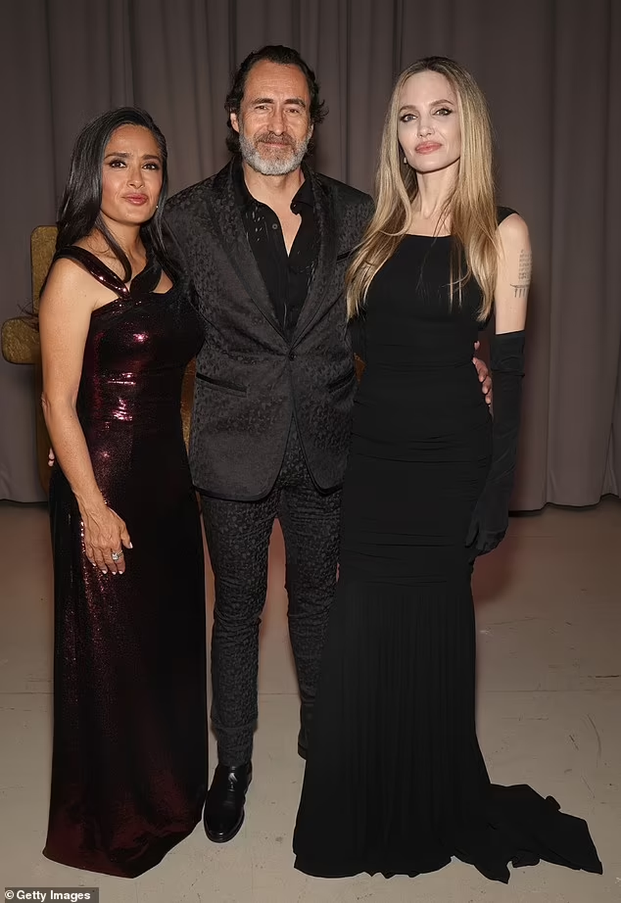 Habit Salma Hayek, shfaqet me thinja në tapetin e kuq!