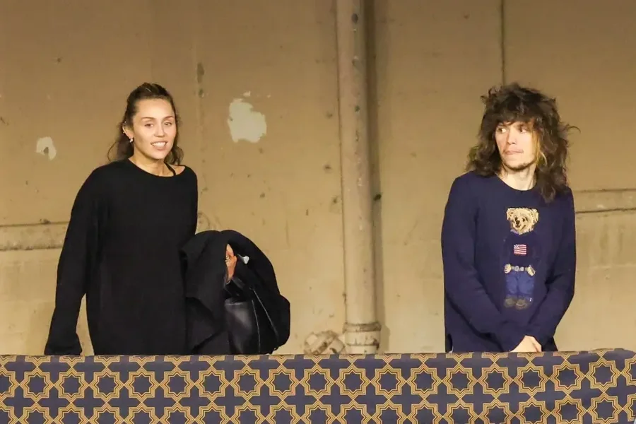 Miley Cyrus shijon romancën Maxx Morando pasi është paditur