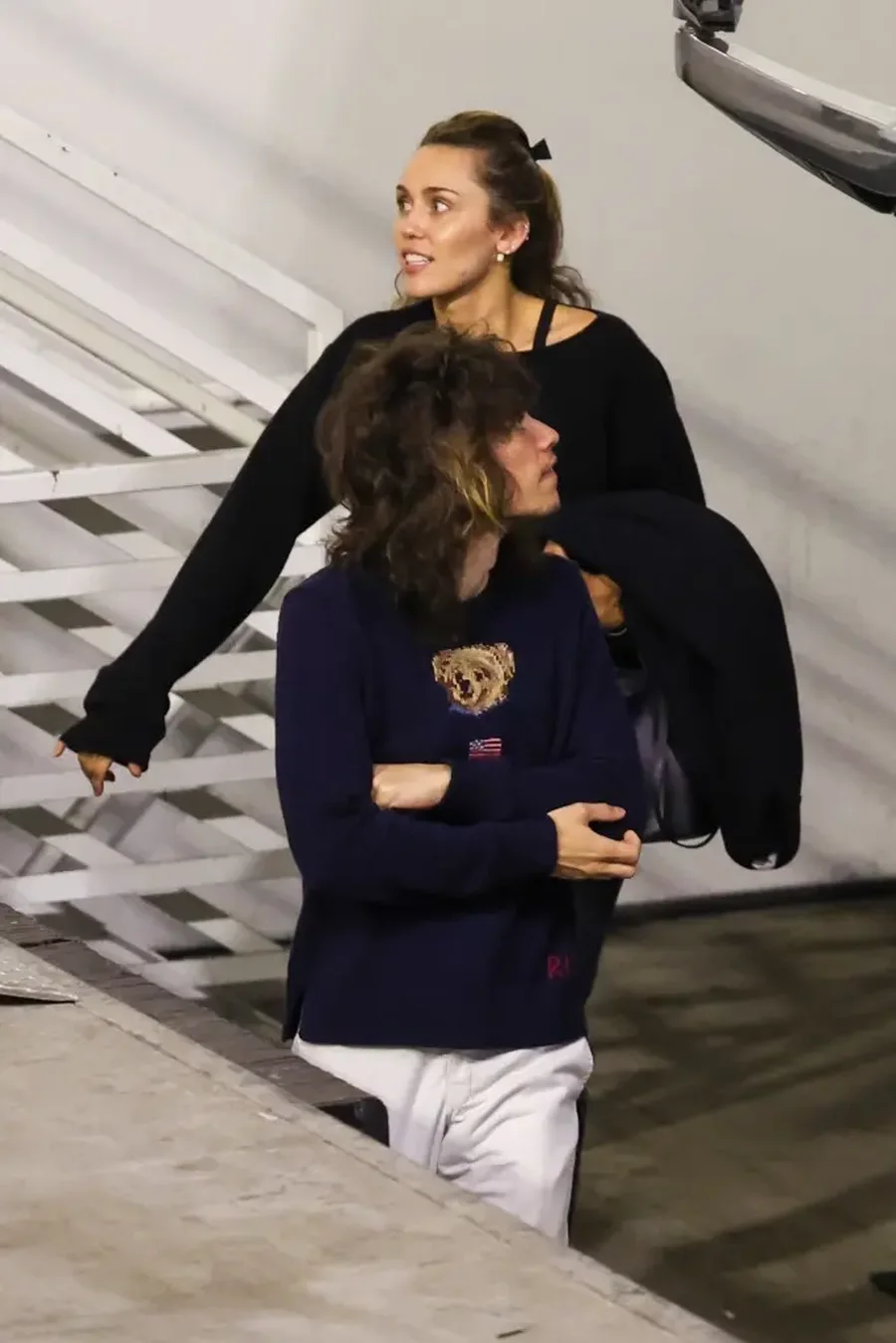 Miley Cyrus shijon romancën Maxx Morando pasi është paditur