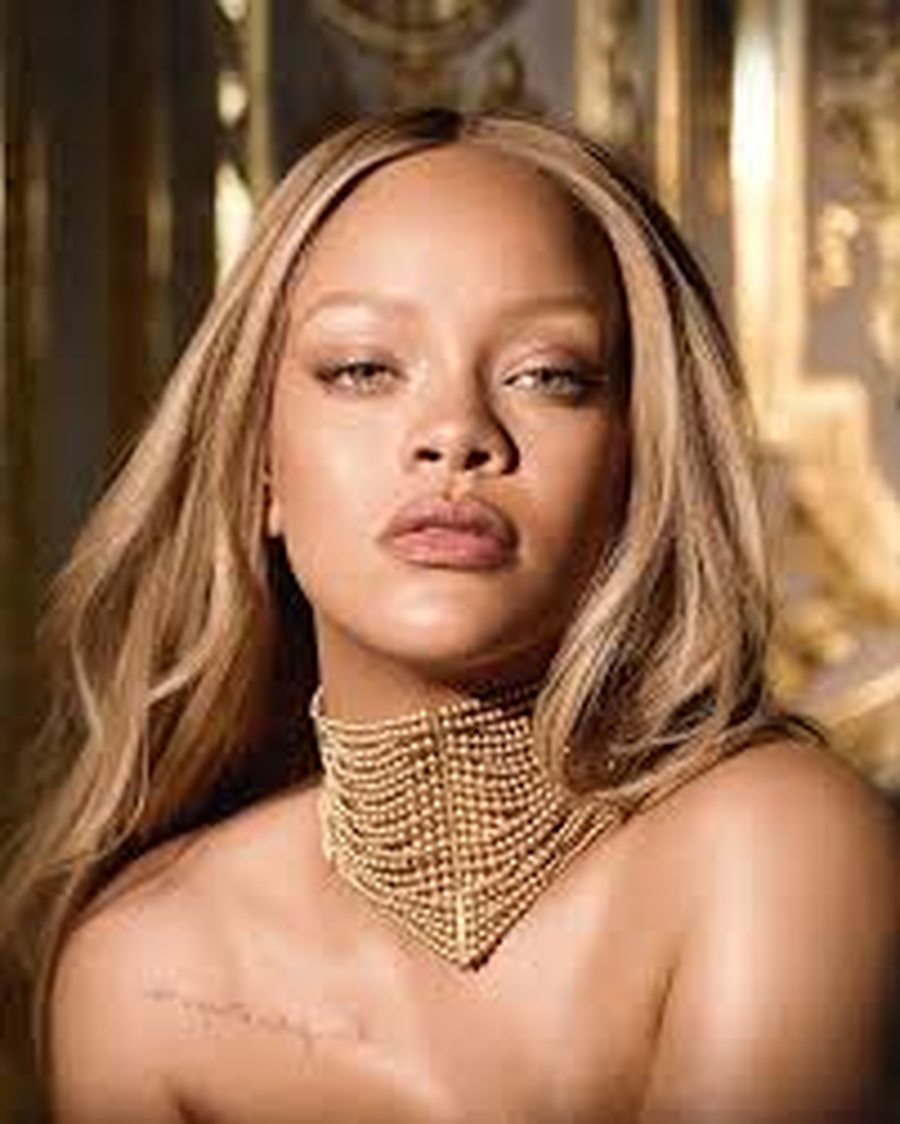Rihanna mahnit si imazhi i ri i aromës Dior J'adore L'Or!