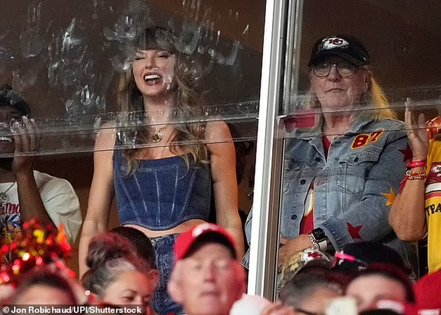 Taylor Swift gabon me kombinimin e xhinsit, fansat: “Nuk shkon fare me ato