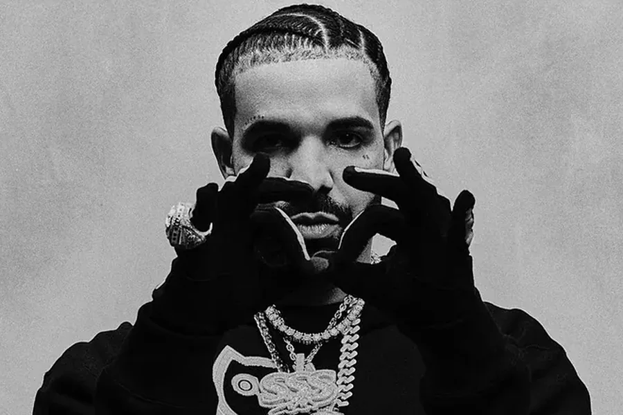 Ditëlindja e Drake: nga darka familjare në një lokal striptizmi!