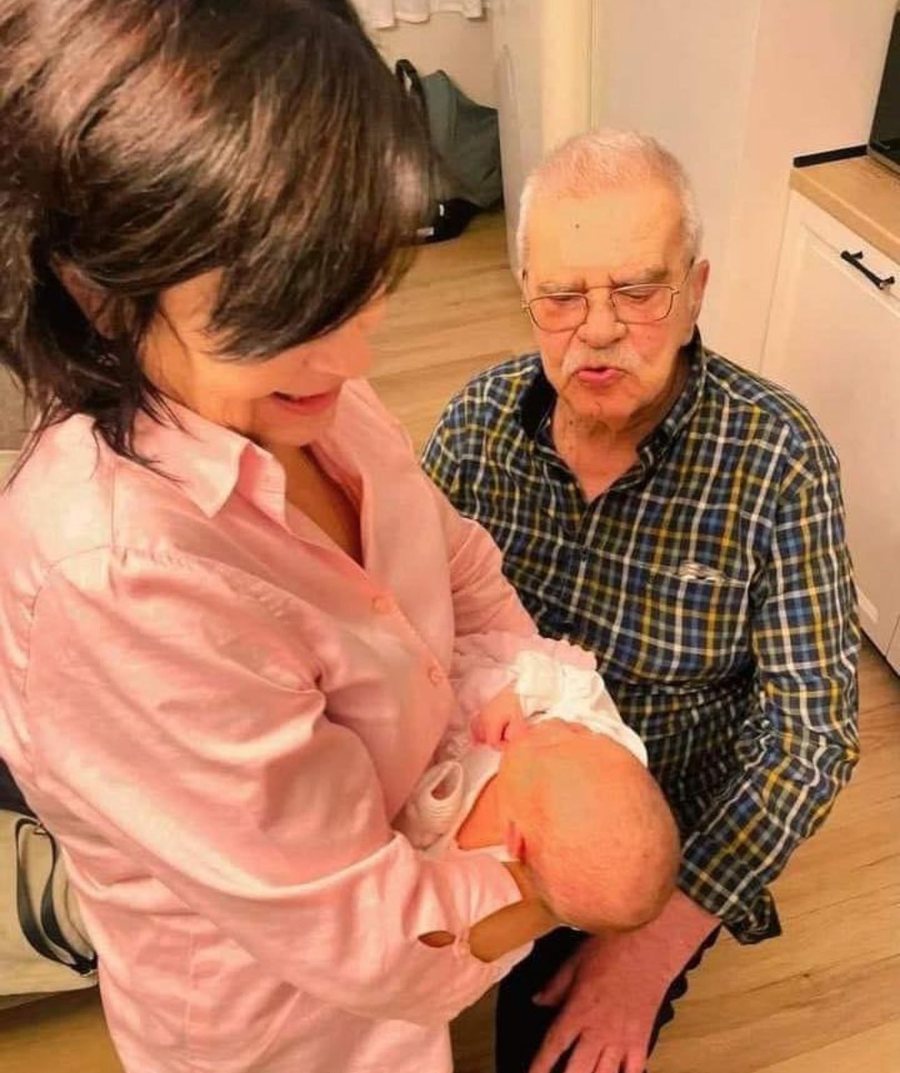 Mbesa e tij bekohet me vajzë; Robert Ndrenika ndan foton e rrallë!