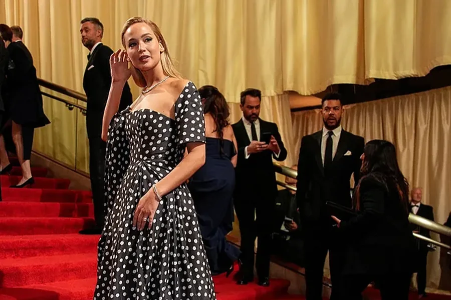 Në pritje të bebit nr. 2, Jennifer Lawrence mahnit në tapetin e