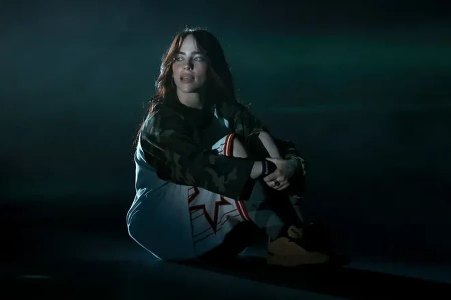 Video/ Billie Eilish rrëzohet në skenë gjatë koncertit