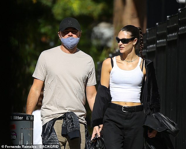 Leonardo DiCaprio, 50 vjeç dhe modelja Vittoria Ceretti, 26 vjeç, po i vënë flakën rrjeteve sociale me thashethemet se janë fejuar; fotografuar më 23 tetor në NYC