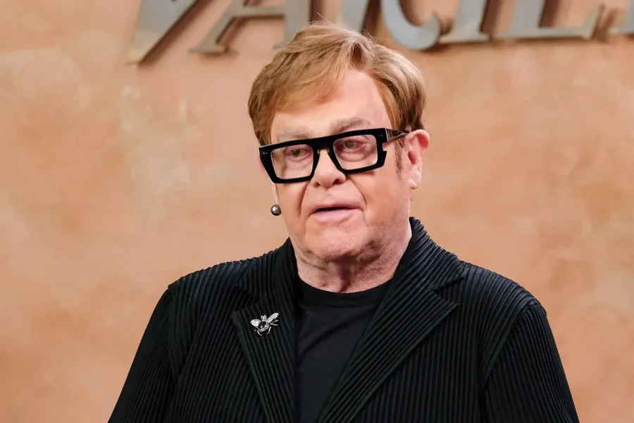 Elton John ka humbur shikimin në syrin e djathtë!