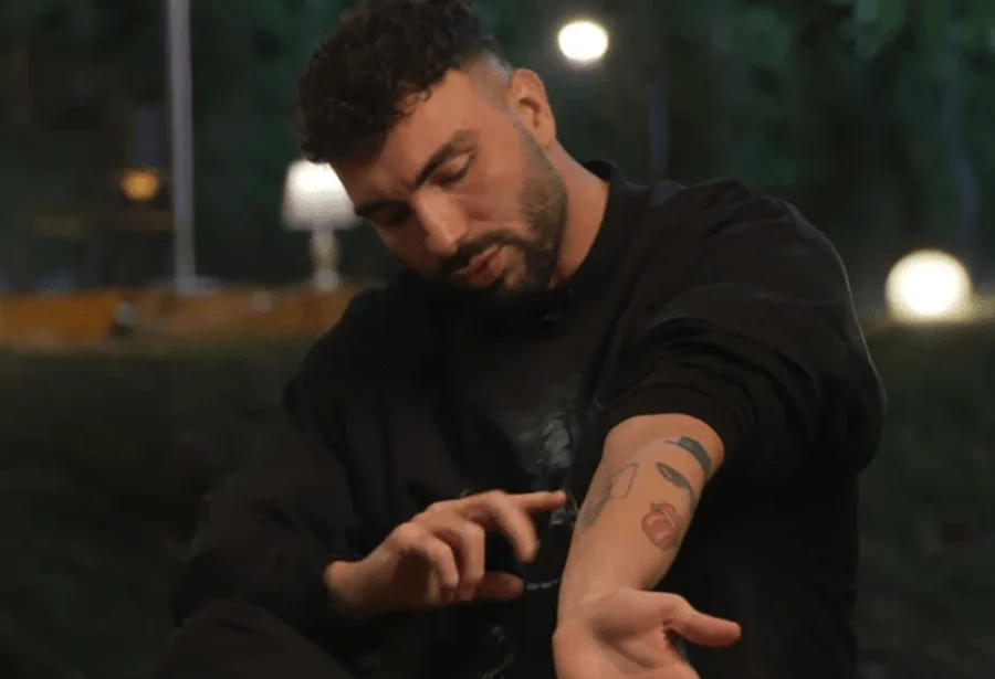 Kaq prekëse, Ledri tregon për herë të parë tatuazhin